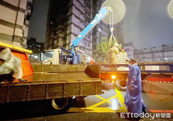 ▲桃園市昨晚大雷雨，造成平鎮區文化街某社區地下停車場嚴重積水，區公所緊急派員送來砂包應急。（圖／記者沈繼昌翻攝）