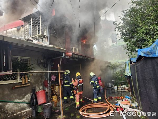 ▲▼ 淡水火警，洗澡中的屋主兒子急逃生            。（圖／記者戴上容翻攝）