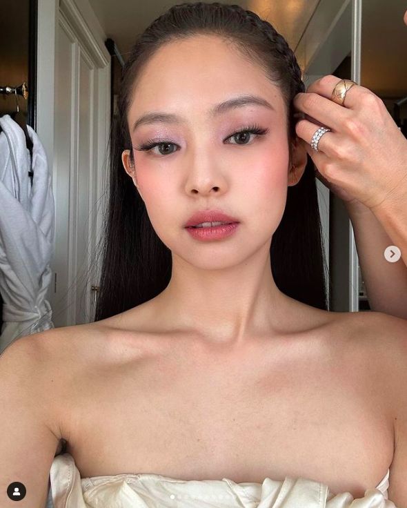 ▲定妝噴霧,Wayne Goss,MAKE UP FOR EVER,PONY EFFECT,1028,定妝。（圖／jennierubyjane IG、heybiblee IG、品牌提供）