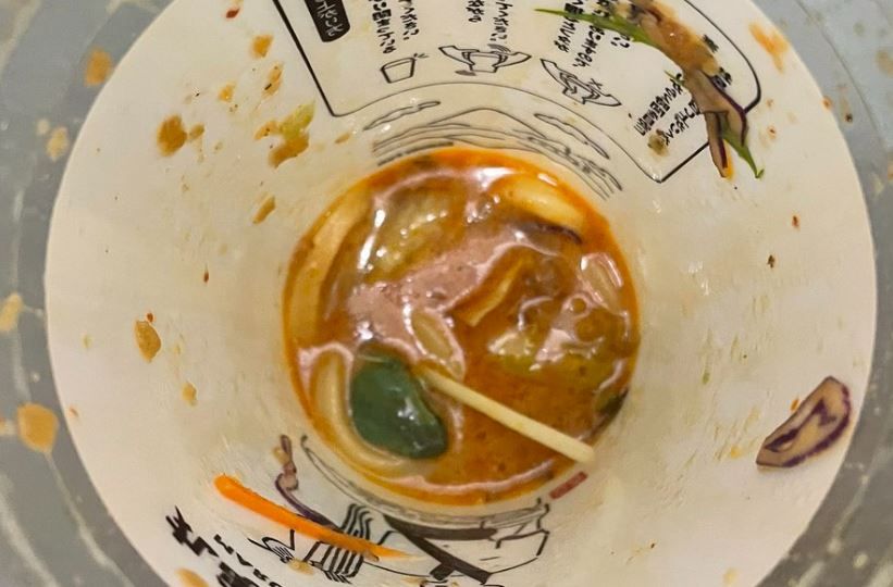 ▲▼日本の丸亀製麺「生きたカエルを食べる」！ 緑色のものは全部丼の底にあります。 （写真／Twitter／@kaito09061）