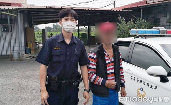 ▲里港警分局新圍派出所警員黃宏澤送阿北回家             。（圖／記者陳崑福翻攝）