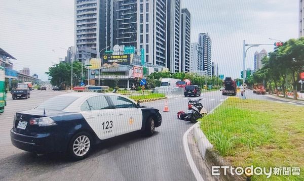 ▲桃園市領航南路桃園國際棒球場附近，昨天上午預拌混凝車右轉差點輾過同向女騎士，中壢警方到場處理。（圖／記者沈繼昌翻攝）