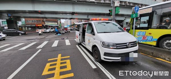 ▲▼             台北市大同區重慶北路、民權西路口今（23）日上午6時45分發生車禍。（圖／記者黃宥寧翻攝）