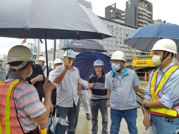 ▲都發處偕同檢查小組勘查本市食品路建築工地。（圖／新竹市政府提供）