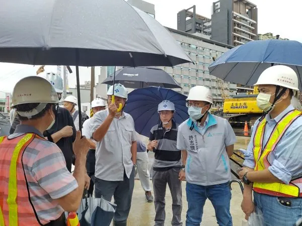 ▲都發處偕同檢查小組勘查本市食品路建築工地。（圖／新竹市政府提供）