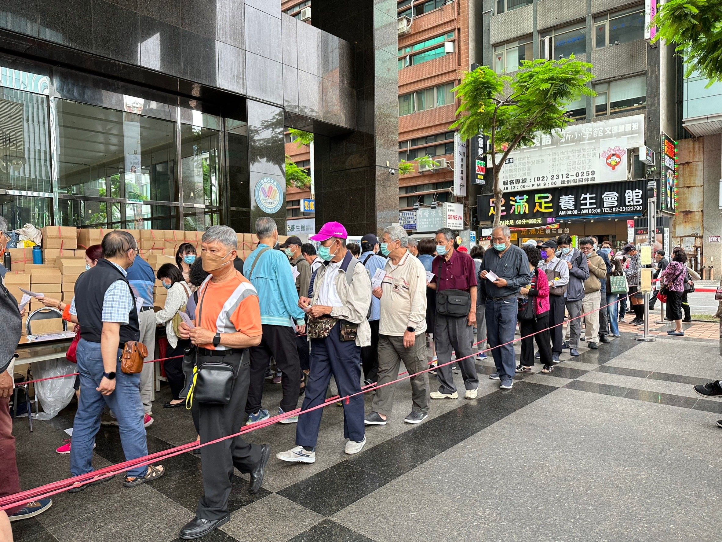 ▲中鋼股東會紀念品開領首日爆人潮。（圖／記者蕭文康攝）