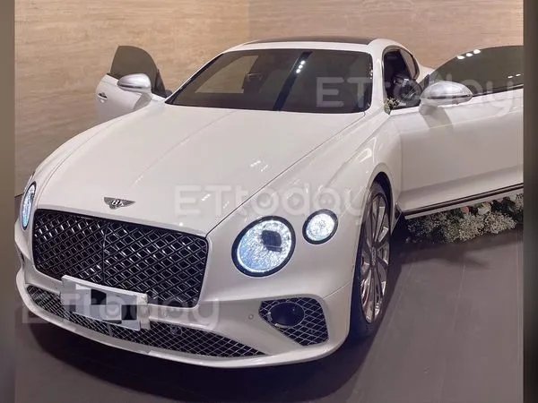 ▲賓利5/3才剛交車，車主太太當時還替愛車拍美照。（圖／車主太太提供）