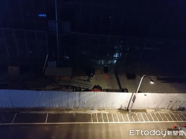 ▲▼ 「竹北天坑」旁建案深夜傳出抽水馬達聲　豐邑建設回應了。（圖／讀者提供）