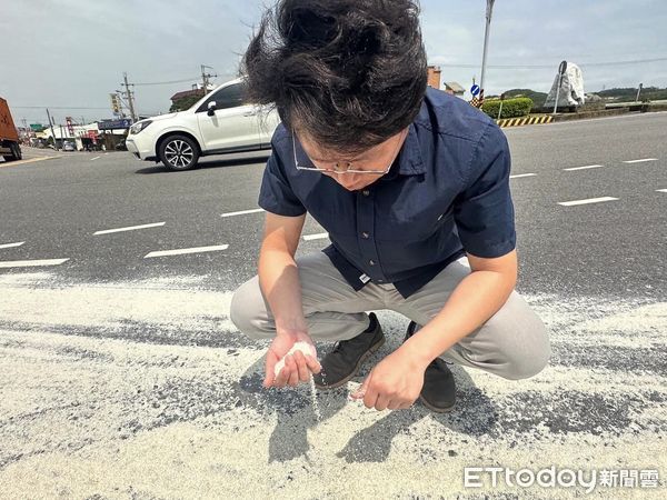 ▲▼苗栗小貨車白米沿路撒，騎士慘摔。（圖／記者蔡文淵翻攝）