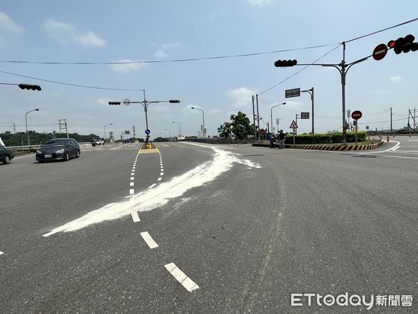 ▲▼苗栗小貨車白米沿路撒，騎士慘摔。（圖／記者蔡文淵翻攝）