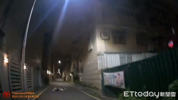 ▲▼女警街頭狂奔200m猛追通緝犯，他回頭嚇歪「跑這麼快？」跌倒栽了。（圖／記者賴文萱翻攝）