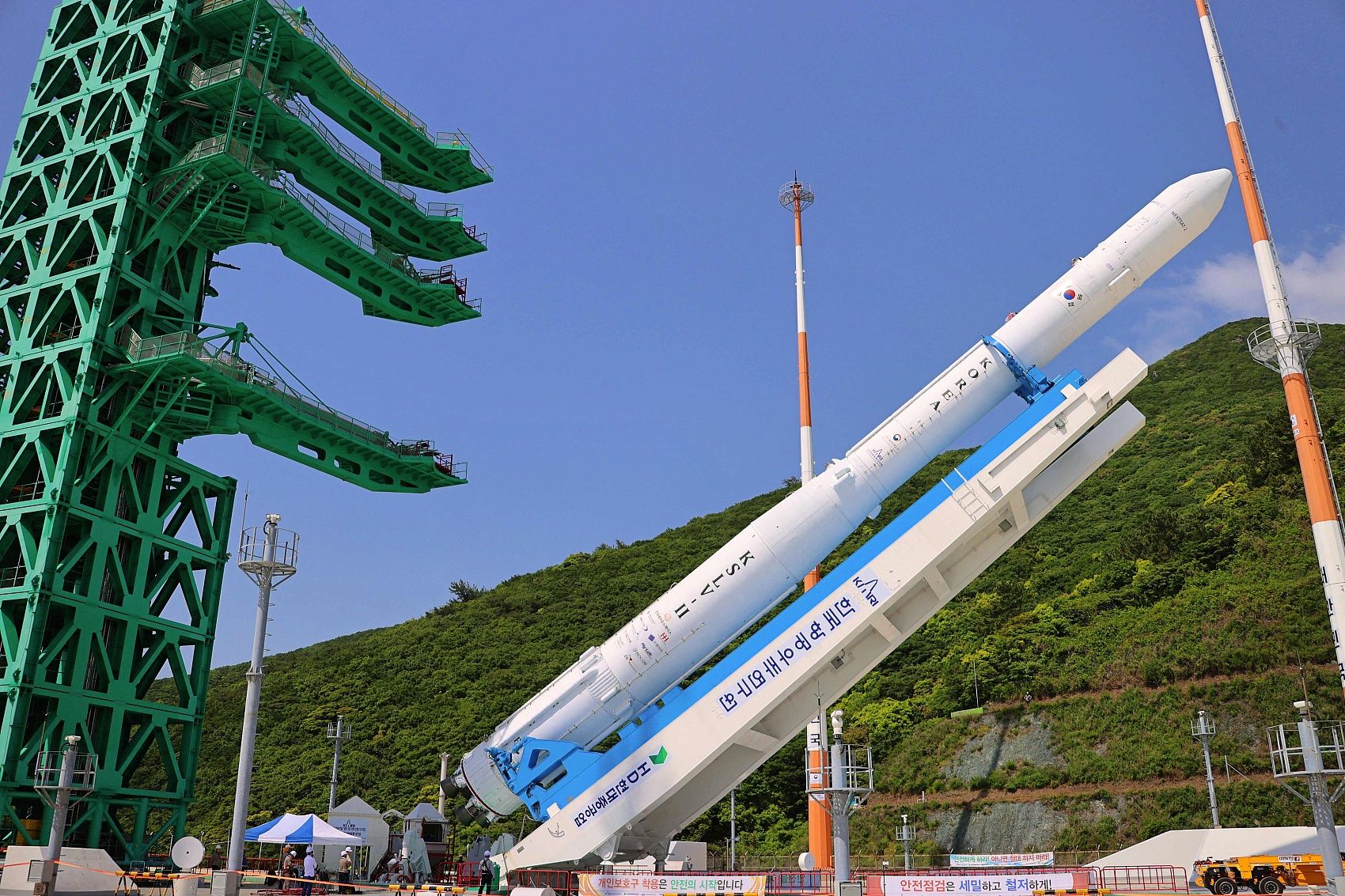 ▲▼南韓首枚自主研發運載火箭「世界號」23日送上全羅南道高興郡羅老宇宙研究中心的發射台。（圖／CFP）