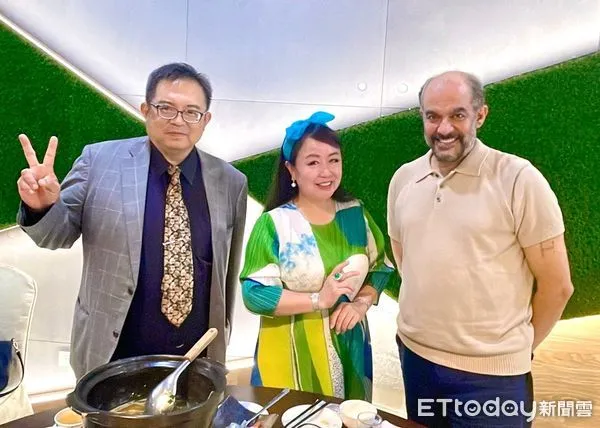 ▲▼台灣觀光醫療發展協會理事長許景琦醫師（左1），邀請阿布達比Saif親王（右1）來台參訪。（圖／台灣觀光醫療發展協會提供，下同）