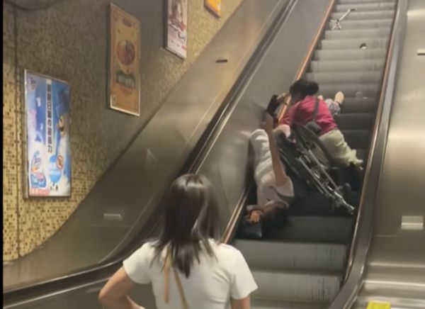 ▲香港地鐵黃大仙站電扶梯發生輪椅壓傷人的意外事故。（圖／翻攝臉書）