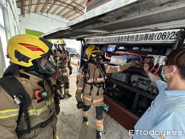 ▲為強化消防人員搶救電動公車充電站事故能力，台南市消防局第一救災救護大隊在新營客運管理中心與業者進行聯合滅火演練。（圖／記者林悅翻攝，下同）