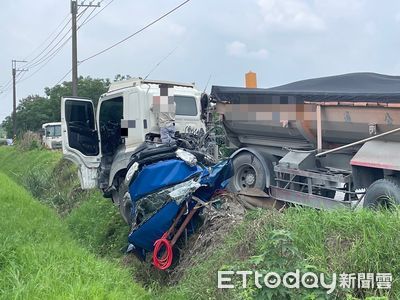 驚悚畫面！小貨車載鋼瓶遭聯結車撞輾　慘成一團廢鐵爆瓦斯味