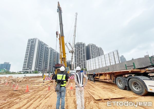 ▲桃園市長張善政今天指出，為避免天坑事件發生，市府提出五大安全措施提升桃園工地安全，圖為勞檢處對捷運A7施工中的大型工程進行勞檢。（資料照，記者沈繼昌翻攝）