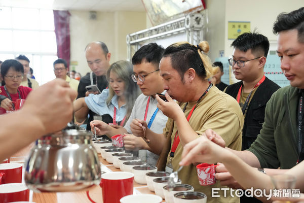 ▲▼   嘉義縣阿里山莊園咖啡精英交流賽暨生豆媒合會，嘉義縣長翁章梁擔任拍賣官  。（圖／阿里山風景管理處提供）