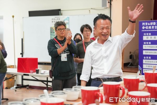 ▲▼   嘉義縣阿里山莊園咖啡精英交流賽暨生豆媒合會，嘉義縣長翁章梁擔任拍賣官  。（圖／阿里山風景管理處提供）