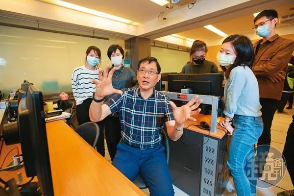 義守大學EMBA執行長李建興(中)相當重視學生所提出的問題，有時會花2個月時間找答案，從中對產業更加了解。