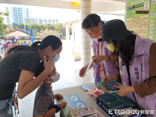 ▲服務員設攤宣導國民年金          。（圖／記者陳崑福翻攝）