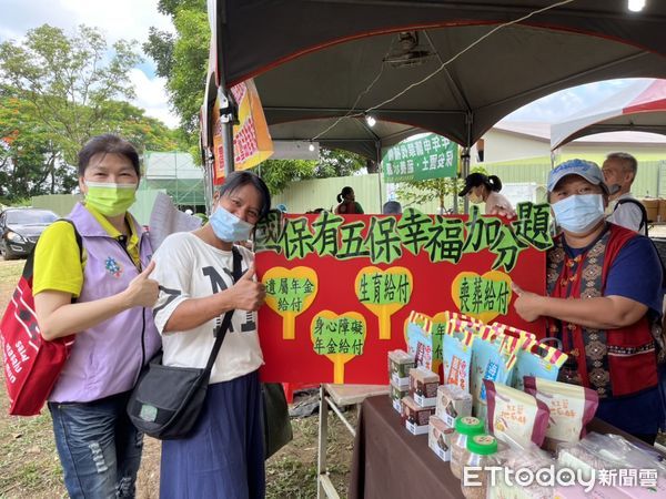 ▲服務員設攤宣導國民年金          。（圖／記者陳崑福翻攝）