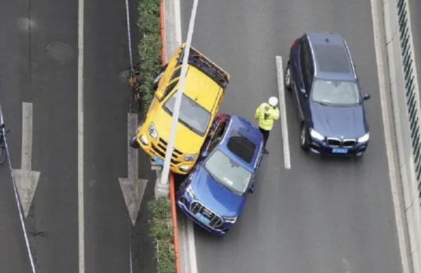 ▲▼工程車撞完就逃！被奧迪猛力回擊「險摔下高架」。（圖／翻攝微博）