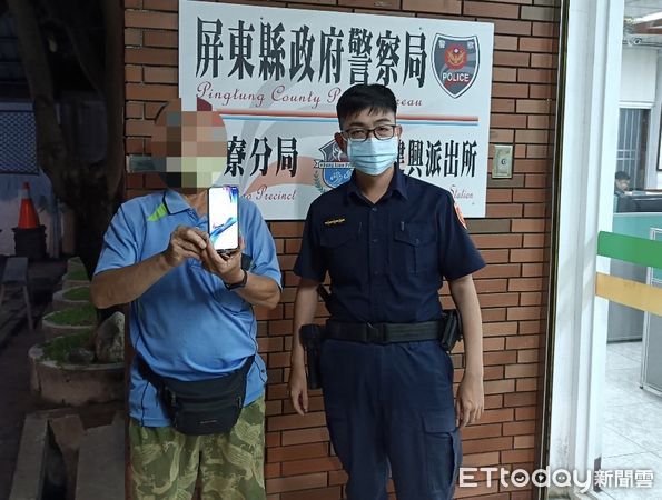 ▲枋寮警分局建興派出所所長李天寶、警員徐育彬撿獲鄭男手機             。（圖／記者陳崑福翻攝）