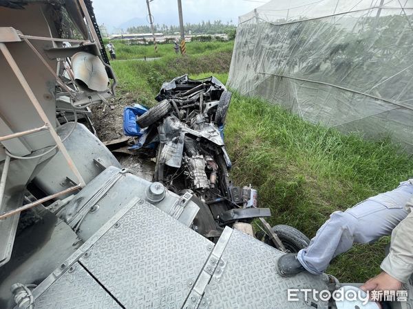 ▲鹽埔鄉德二街與屏28鄉道發生砂石車與自小貨車交通事故             。（圖／記者陳崑福翻攝，下同）