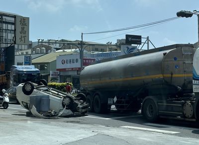 女駕駛不舒服想靠邊！碰撞轎車再推撞油罐車　下秒整輛翻肚2傷送醫