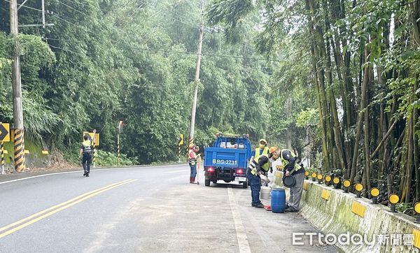 ▲桃園市楊梅區老莊路今天上午發生多輛汽機車因路面油漬打滑追撞意外，楊梅警方據報通知清潔隊協助清理。（圖／記者沈繼昌翻攝）