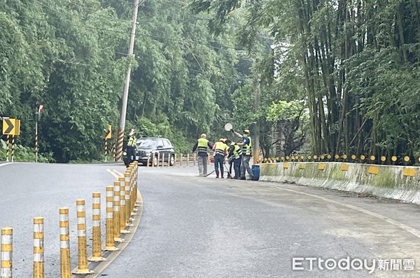 ▲桃園市楊梅區老莊路今天上午發生多輛汽機車因路面油漬打滑追撞意外，清潔隊人員到場清理。（圖／記者沈繼昌翻攝）