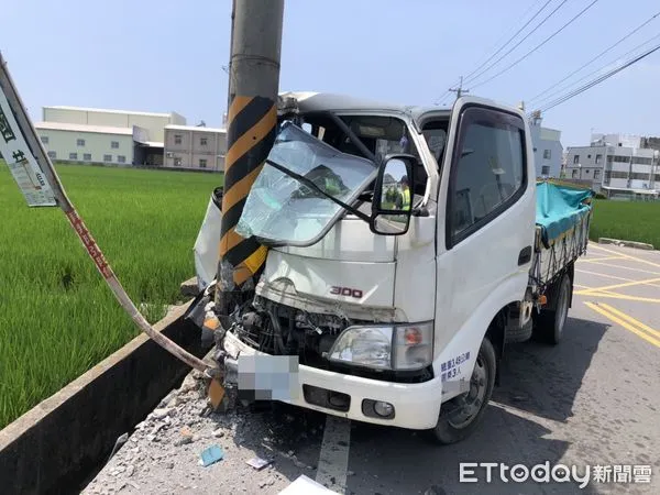 ▲▼苗栗苑裡25日中午自小貨車自撞電桿，副駕駛一度受困，車內2人送醫後沒有生命危險。（圖／記者蔡文淵翻攝）