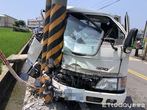 ▲▼苗栗苑裡25日中午自小貨車自撞電桿，副駕駛一度受困，車內2人送醫後沒有生命危險。（圖／記者蔡文淵翻攝）