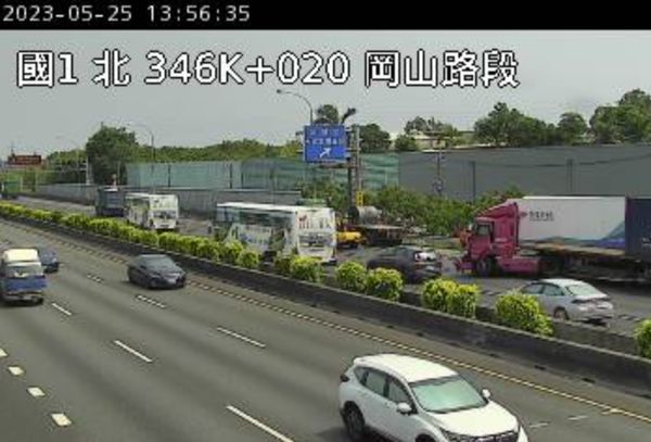 ▲▼ 國1南向346.1k事故，占用中+外車道，後誘回堵約5k，請駕駛朋友小心行駛，勿觀望而影響行車安全。（圖／翻攝高速公路1968）