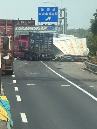 ▲▼        國1南346.1公里4大車事故     。（圖／翻攝記者爆料網）