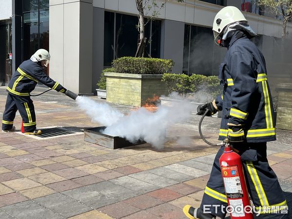 ▲台南市消防局第七大隊於台南晶英酒店前噴水池廣場，舉辦「企業義消成軍儀式」，共有6名員工加入，並進行防災演練。（圖／記者林悅翻攝，下同）