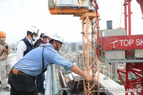 ▲颱風接近釀禍塔吊還沒拆，中市府急要求建商「塔吊防颱加固」。（圖／台中市都發局提供）