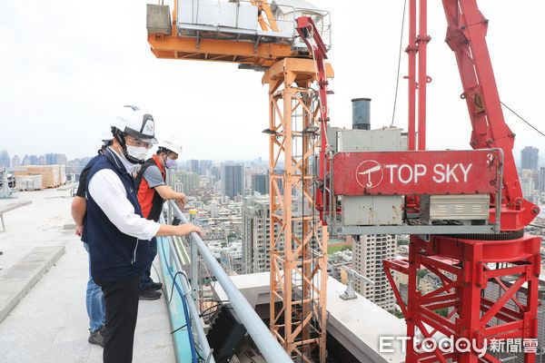 ▲颱風接近釀禍塔吊還沒拆，中市府急要求建商「塔吊防颱加固」。（圖／台中市都發局提供）