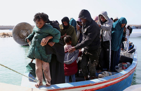 ▲▼4月25日移民船隻在海上遇險，被利比亞海岸警衛隊救起。（圖／路透）