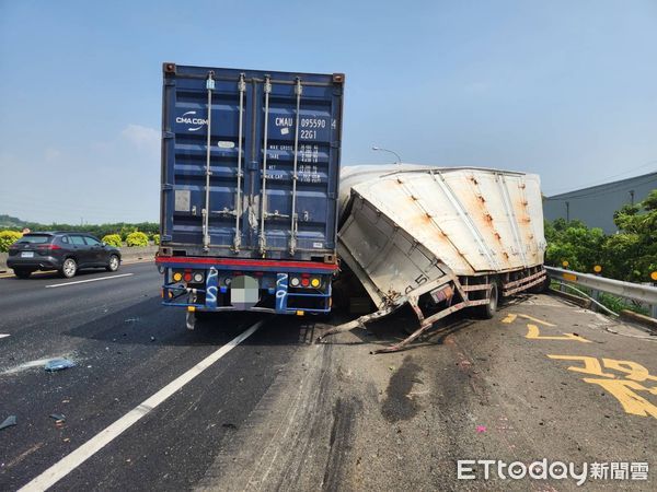 ▲▼       國1南下4大車撞一團      。（圖／記者賴文萱翻攝）