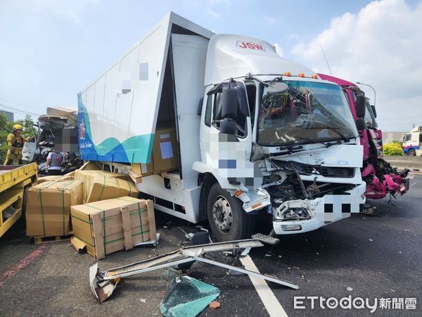 ▲▼       國1南下4大車撞一團      。（圖／記者賴文萱翻攝）