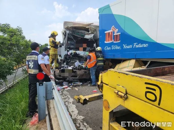 ▲▼       國1南下4大車撞一團      。（圖／記者賴文萱翻攝）