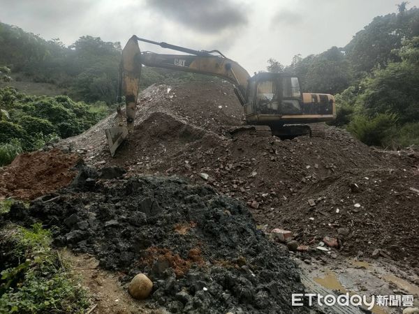 ▲不肖業者光天化日下於山區傾倒廢棄物，遭南投環、警當場逮人。（圖／記者高堂堯翻攝）