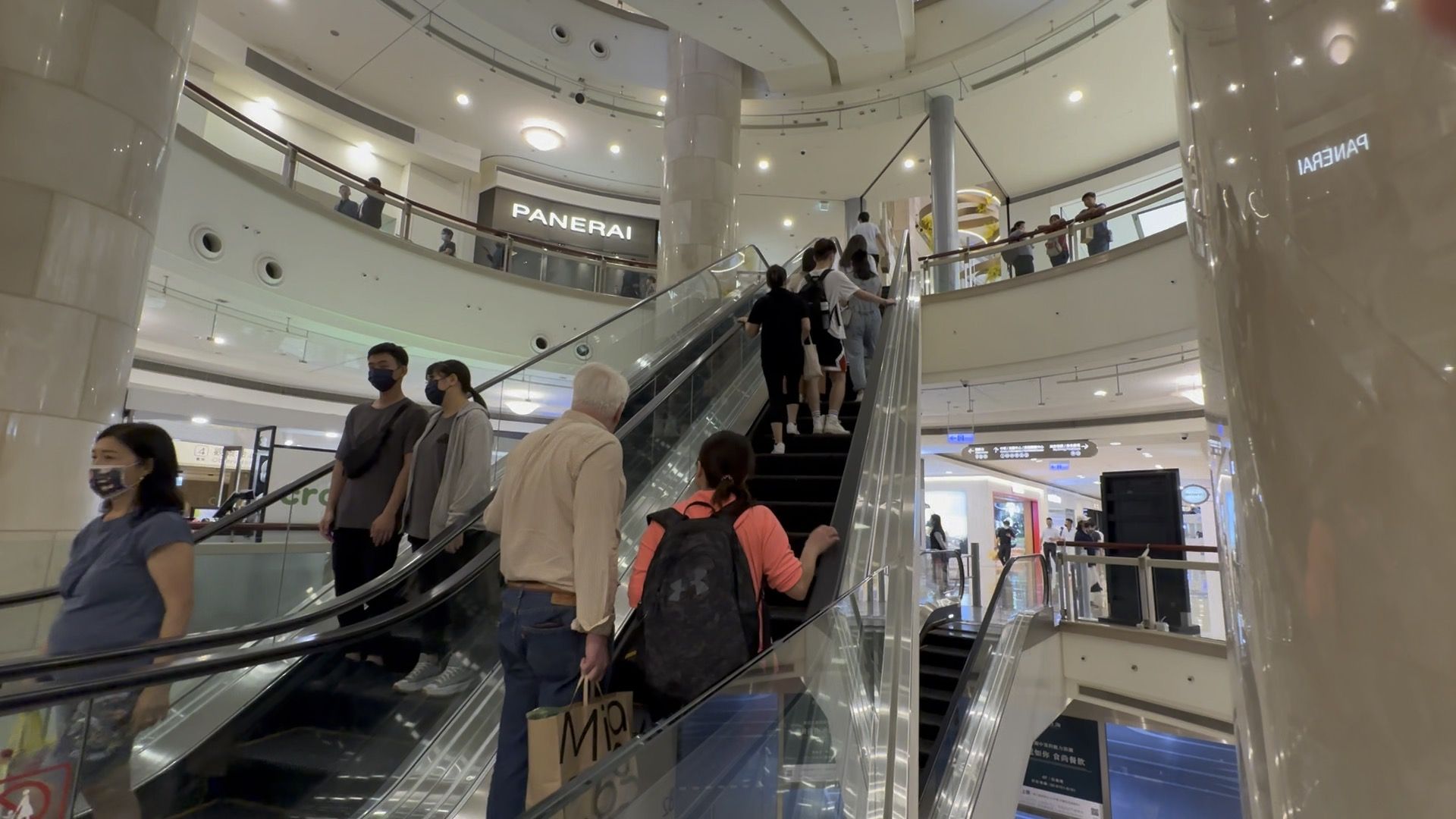 台北101購物中心,信義區百貨公司,摩天大樓,綠建築,國際精品名牌,購物逛街人潮。（圖／記者謝婷婷攝）