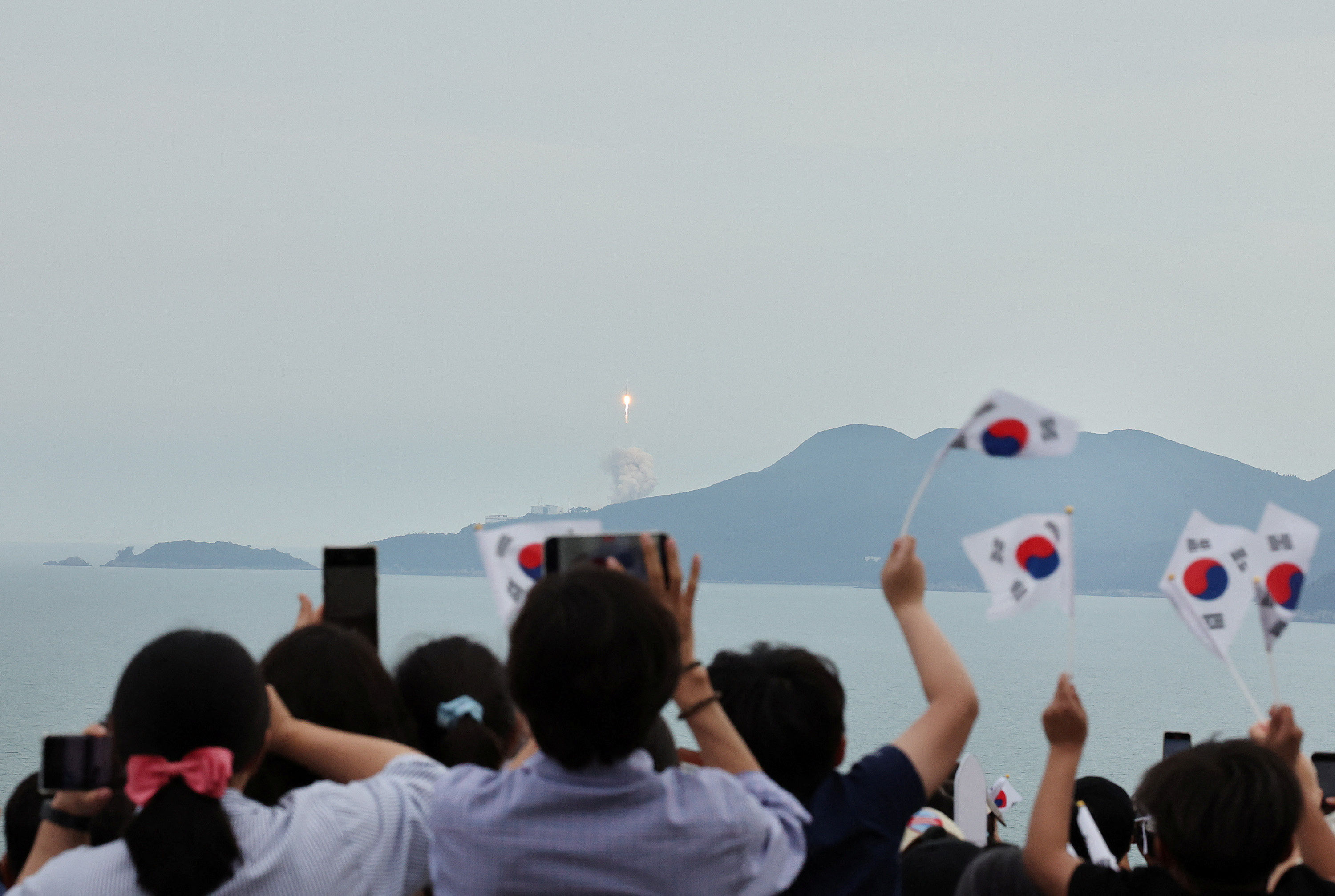 ▲▼南韓民眾直擊火箭世界號成功發射，手搖國旗吶喊鼓勵。（圖／路透）