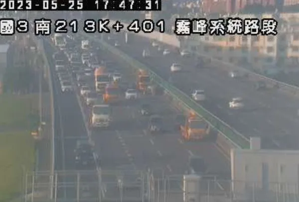 ▲▼5/25,17:41國3南向213.3k，1大貨車+2小客車追撞事故占內中車道，回堵1K，請用路人小心駕駛。。（圖／翻攝高速公路1968）