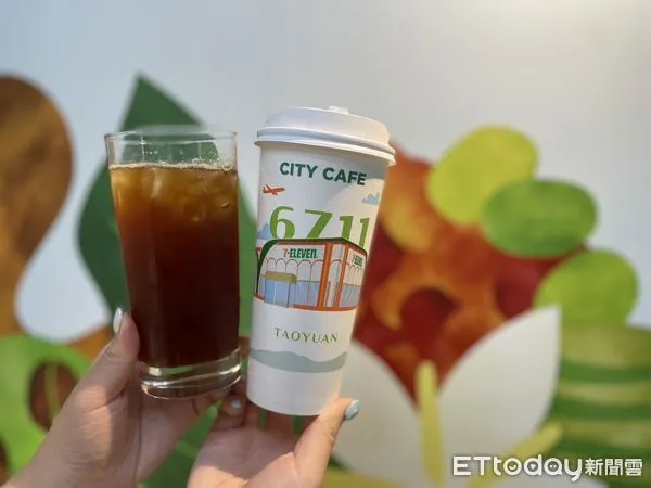 ▲▼7-11最新「CITY CAFE桂花風味蘋果咖啡／桂花風味蘋果氣泡咖啡」、「CITY TEA現萃茶優格好多青茶」。（圖／記者周姈姈攝）