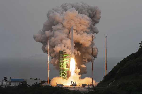 ▲▼南韓25日下午發射運載火箭「世界號」，成功將8顆人造衛星送上目標軌道。（圖／達志影像／美聯社）