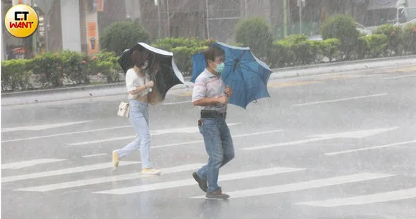 隨著夏天來臨，颱風季也即將到來，除了做好防颱準備，也要留心氣壓、溫度變化會誘發心血管疾病。示意圖  劉耿豪攝（示意圖／劉耿豪攝）